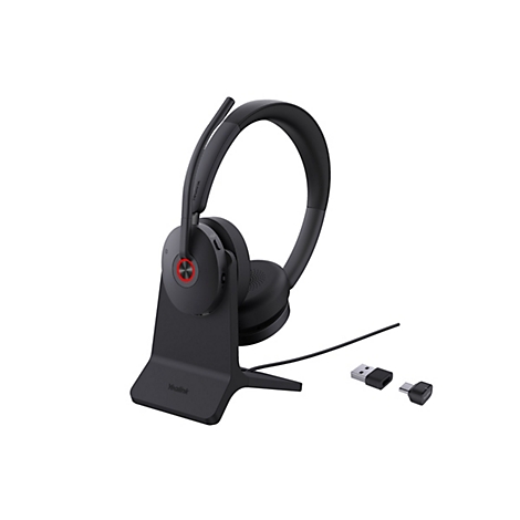 Schwarzes Headset mit Ladestation und USB-Adaptern. Das Headset hat ein rotes Detail.