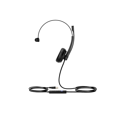 Ein schwarzes Headset mit Mikrofon auf weißem Hintergrund, mit USB-Anschluss und Bedienelementen.