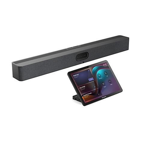 Ein schwarzes Videokonferenzgerät mit integriertem Display, daneben ein Tablet mit laufender Konferenz. Im Display werden laufende Meetings angezeigt.