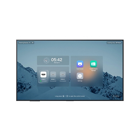 Un écran affichant une interface avec l'heure, les connexions HDMI et les icônes d'applications. L'arrière-plan est un paysage de montagne.