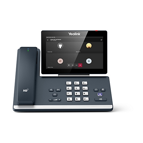 Ein dunkelblaues Yealink-Telefon mit Bildschirm zeigt eine Videokonferenz. Das Display zeigt Namen und Initialen der Teilnehmer.