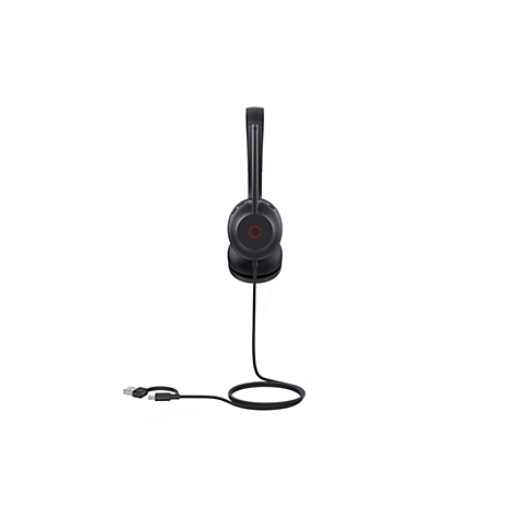 Schwarzer KopfhÃ¶rer mit Kabel, USB-Anschluss, vor weiÃŸem Hintergrund.