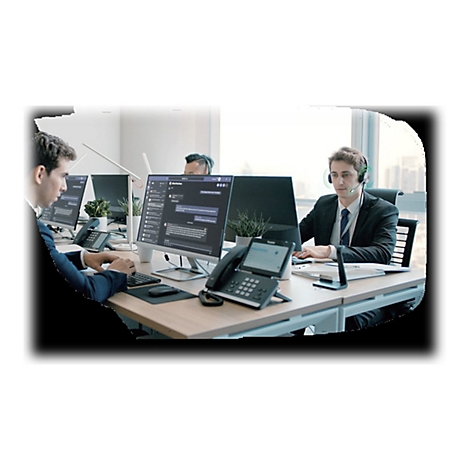 Mitarbeiter im BÃ¼ro: Personen mit Headsets sitzen an Computern, arbeiten am Tisch.