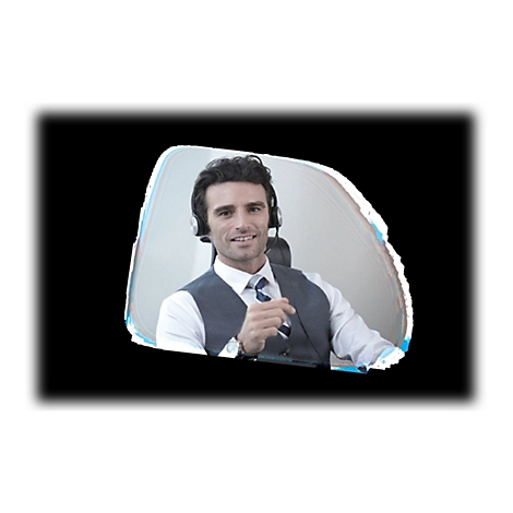 Ein Mann mit Headset sitzt lÃ¤chelnd vor hellem Hintergrund.