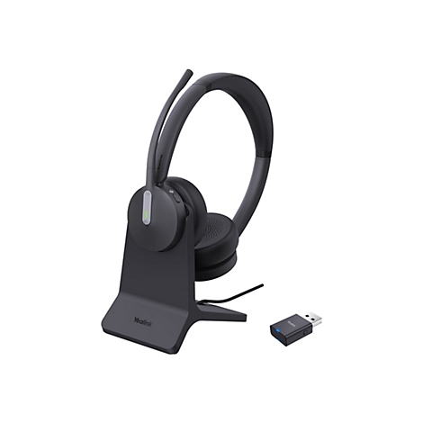 Drahtloses Headset auf Ladestation. Mit USB-Dongle.