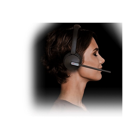 Profil einer Frau mit Headset vor dunklem Hintergrund. Das graue Headset bedeckt ihr Ohr, das Mikrofon ist ausgerichtet.