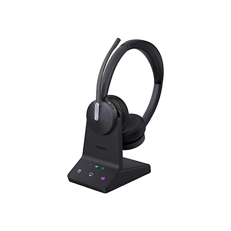 Schwarzes Headset auf einer Ladestation. Mikrofon, Ohrmuscheln und Station deutlich erkennbar.