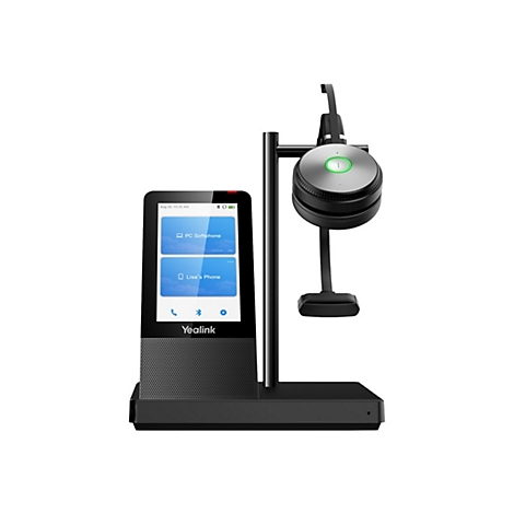 Téléphone Yealink noir avec support de casque. L'écran affiche PC Softphone et Lisa's Phone. Le casque est sur le support.