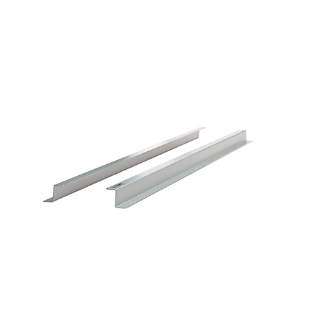 Zwei silberfarbene Metallprofile im Winkel vor weißem Hintergrund.