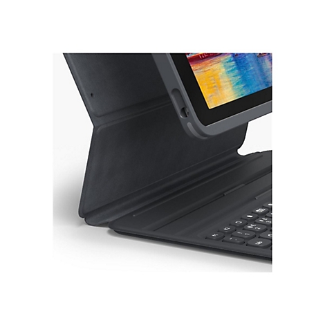 Tablette noire avec étui à clavier ; vue partielle. La tablette est maintenue par un étui qui s'ouvre comme un livre.