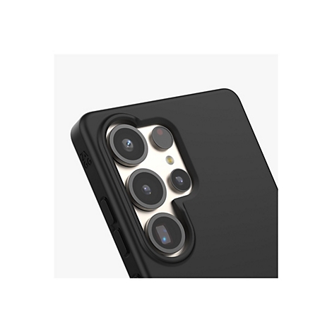 Gros plan sur une coque de smartphone noire qui recouvre l'appareil photo. L'inscription "ZAGG" est visible sur la coque.