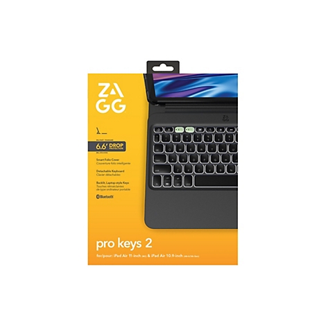 Eine iPad-Tastatur in schwarzem Gehäuse, die auf einem orangefarbenen Hintergrund präsentiert wird. Die Tastatur ist mit weiß beleuchteten Tasten versehen, auf denen Buchstaben und Symbole deutlich erkennbar sind. Rechts oben befindet sich das Logo "ZA...