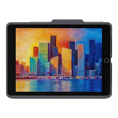 Une tablette affiche une peinture de paysage urbain au coucher du soleil, dans un étui sombre avec un stylet.