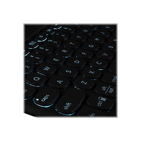 Gros plan sur un clavier noir avec des lettres blanches lumineuses. Accent sur les touches majuscules et Maj.