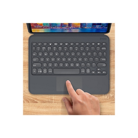 Clavier de tablette gris avec pavé tactile, sur une surface en bois. Un doigt touche le pavé tactile.