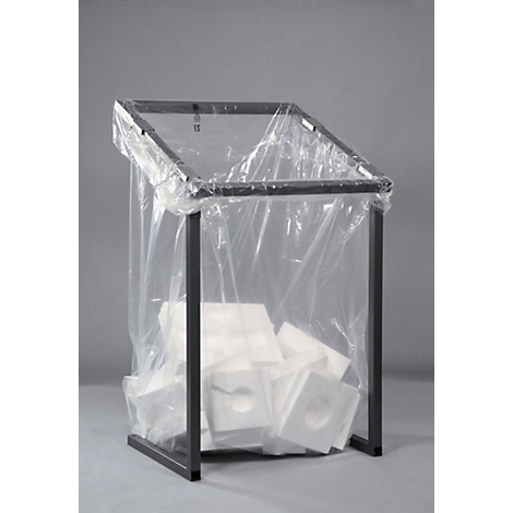 Een metalen frame met een plastic zak gevuld met witte schuimblokken met gaten.