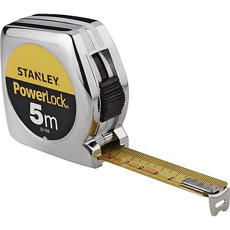 Een verchroomde Stanley PowerLock meetlint, gedeeltelijk uitgetrokken. Op de wijzerplaat staat "5m."