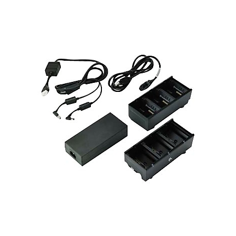 Mehrere schwarze Ladeeinheiten mit Netzkabeln, Stromadaptern und Zubehör auf weißem Hintergrund.