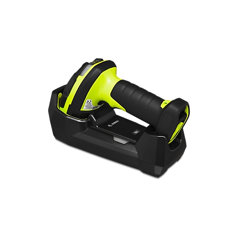 Un lecteur de codes-barres noir et jaune est dans une station de recharge. L'appareil a une forme ergonomique.