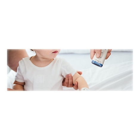 Ein Kleinkind wird von einer Person am Arm gehalten. Ein Fieberthermometer wird in Richtung des Armes gehalten.