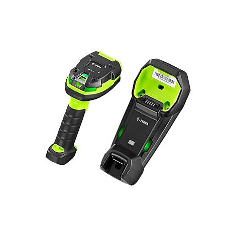 Deux lecteurs de codes-barres noirs et verts de Zebra, avec poignée et station de chargement.