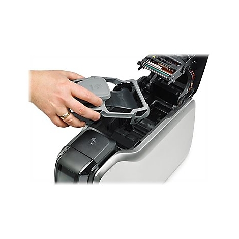 Hand hÃ¤lt graues Kunststoffteil Ã¼ber einem Drucker. Das GerÃ¤t ist geÃ¶ffnet, Innenleben sichtbar.