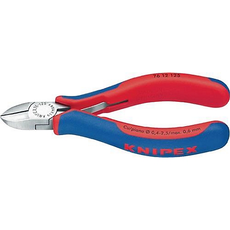 Een close-up van een rood en blauw zijsnijtang van Knipex, met witte markeringen.