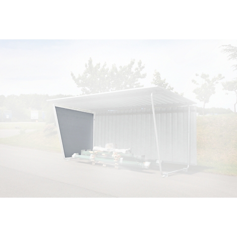 Grijze schuur met dak, stapel hout binnen. Bomen op de achtergrond, heldere lucht.