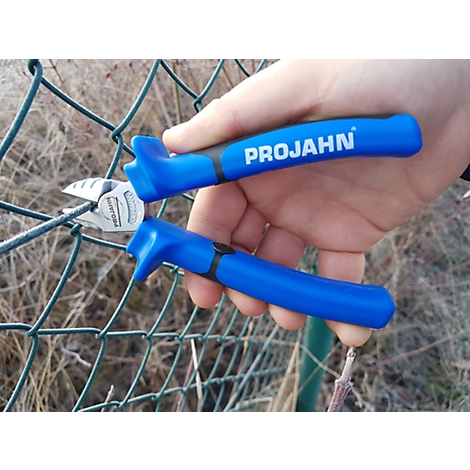 Een hand houdt een blauwe draadsnijder met grijze messen tegen een gaashek. Op de draadsnijder staat "PROJAHN".