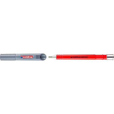 Ein roter Edding-Marker, die Kappe abgezogen. Der Marker-Korpus ist rot, die Spitze und die Kappe grau.
