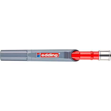 Nahaufnahme eines grauen Edding-Stiftes mit rotem Stiftkern. Der Markenname „edding“ ist auf dem Stift abgebildet.