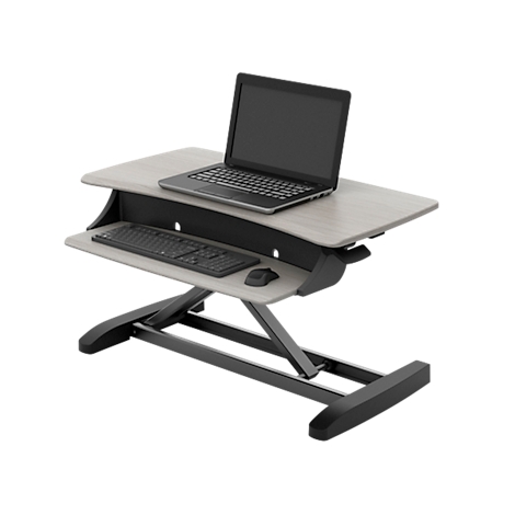 In hoogte verstelbaar bureau met laptop, toetsenbord en muis. Grijs tafelblad, zwart frame.