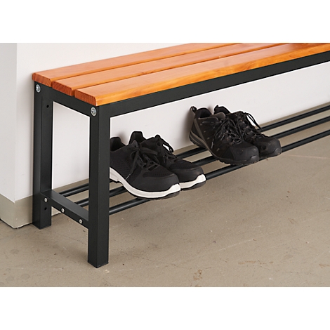 Een bank met houten lamellen, zwarte metalen poten. Op de plank staan twee paar zwarte schoenen.