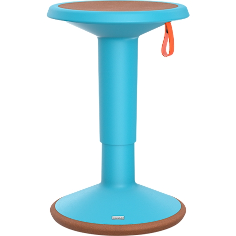 Turquoise stahokker met bruine zitting en voetrand. Een oranje handgreep is aan de zijkant bevestigd.