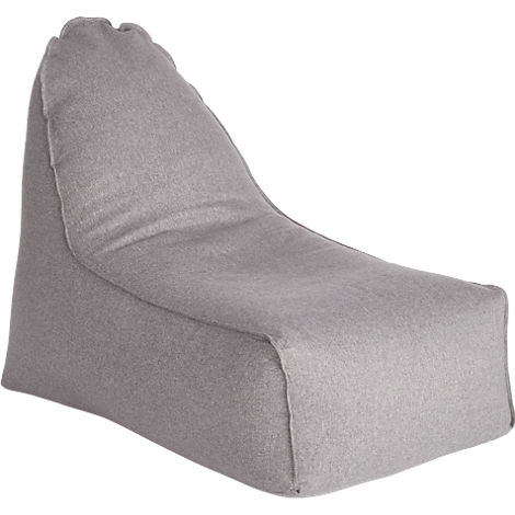 Grijze zitzak, licht achterover, met een hoge rugleuning. De vorm is aantrekkelijk, ideaal om te ontspannen.