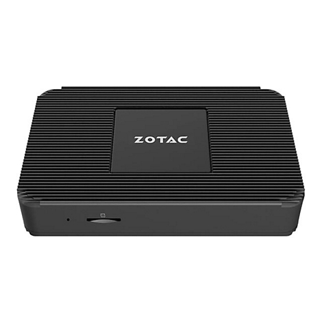 Schwarzer ZOTAC Mini-PC, geriffelte Oberfläche. SD-Karten Slot rechts. ZOTAC Logo mittig.