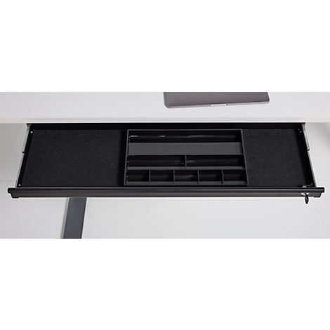 Ausgezogene Schublade unter einem Schreibtisch mit schwarzem Filz und einem schwarzen Organizer.