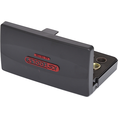 Grauer Werkzeugkoffer mit rotem KSTOOLS-Schriftzug. Der Deckel ist halb geöffnet, im Inneren befinden sich Teile.