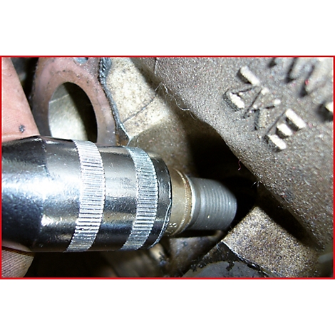 Nahaufnahme: Werkzeug zum Ein- oder Ausdrehen einer Schraube. Details der Schraube und des Werkzeugs gut erkennbar.