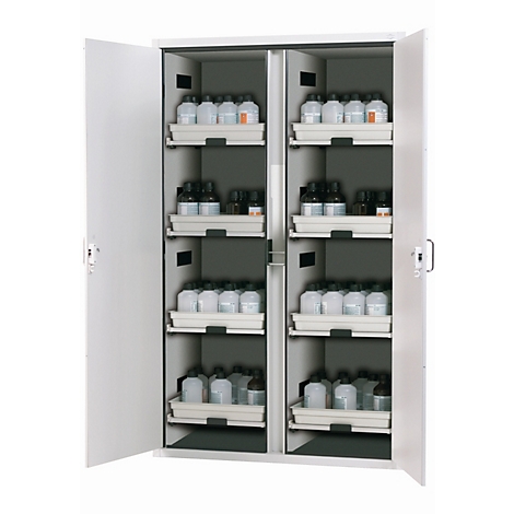 Witte kast met open deuren. Binnenin planken met flessen in containers.