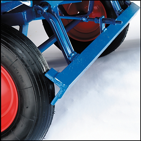Close-up van blauw chassisframe met rode wielen en zwarte band. Een detail dat robuustheid en functionaliteit uitstraalt.