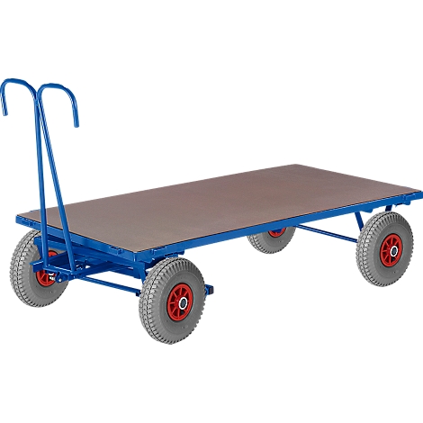 Blauer Plattformwagen mit grauen Reifen und roter Nabe, braune Ladefläche, Hebegriff.