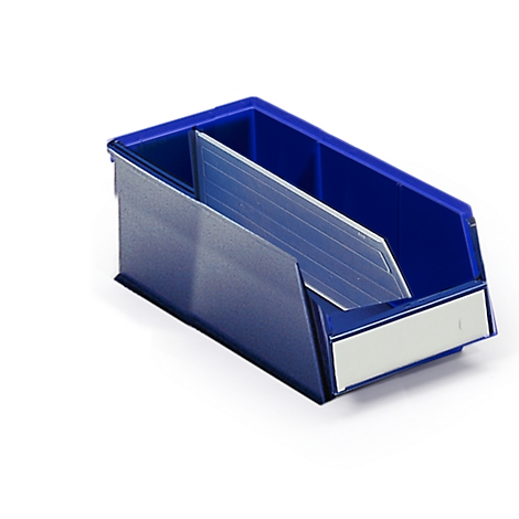 Blaue Lagerbox mit Trennwand und Beschriftungsfeld. Auf weißem Hintergrund.