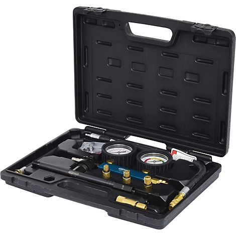 Schwarzer Werkzeugkoffer, offen. Inhalt: Manometer, Schläuche, Werkzeuge. Gold- und Blautöne.