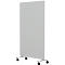 Grijze, verrijdbare scheidingswand met afgeronde hoeken. Hij staat op een wit frame met vier zwarte wielen.