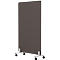 Grijze rechthoekige scheidingswand op wielen. De wand staat op een zilverkleurig frame met vier zwarte wielen.
