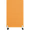 Oranje, mobiele scheidingswand, met witte beugels en zwarte wielen.