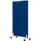 Blauwe, mobiele scheidingswand op wielen. Rechthoekige stoffen wand in donkerblauw op zilveren voet met zwarte wielen.