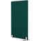 Cloison de bureau rectangulaire verte avec pieds gris clair. L'élément est orienté verticalement et photographié sur fond blanc.