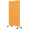 Cloison orange à roulettes. Le panneau rectangulaire et coloré repose sur un cadre argenté, équipé de quatre roues noires.